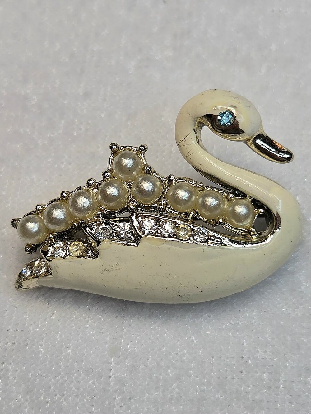 Vintage Kitsch Figural Rhinestone Faux Pearl Swan Brooch / Pin